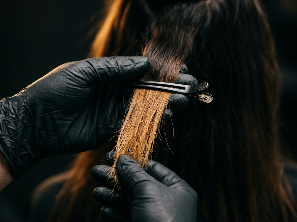 Teste de mecha em um cabelo com histórico de descoloração